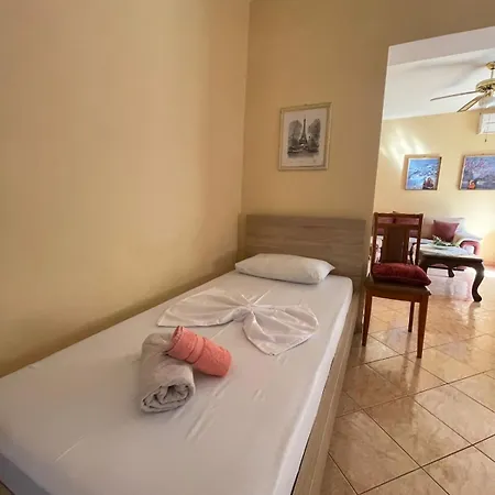 Appartement Leo Apts *